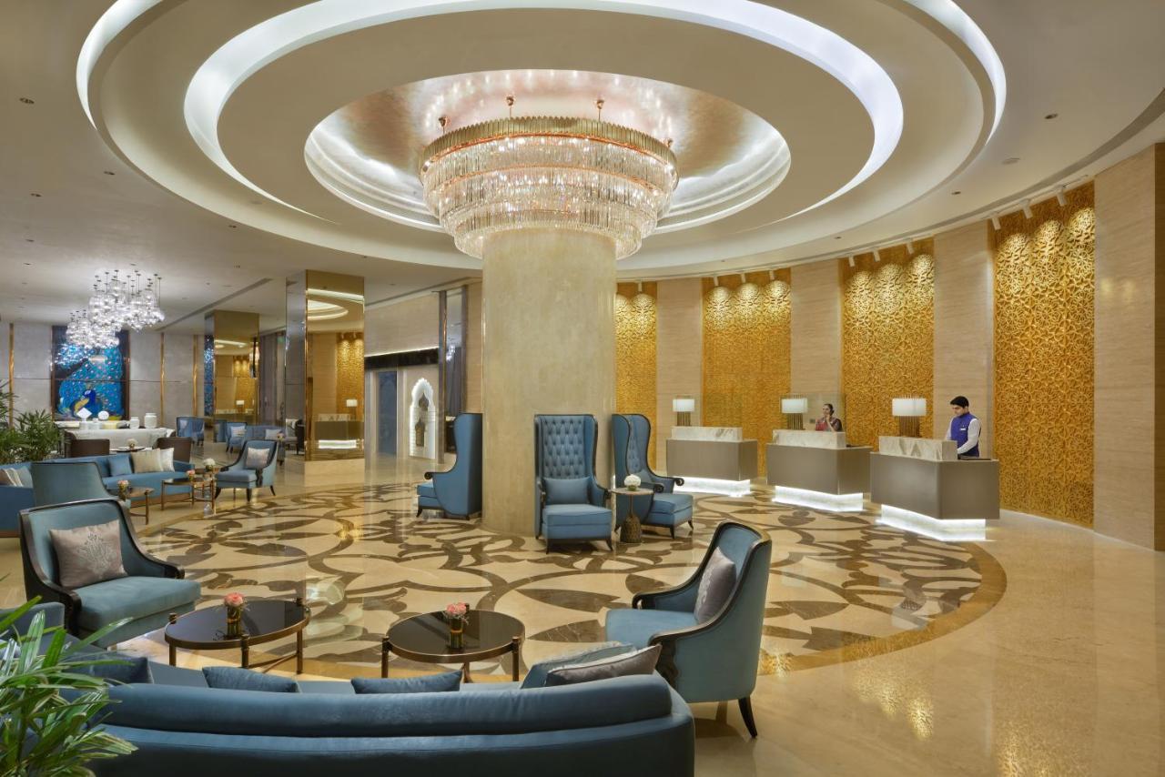 Отель Taj Skyline Ахмедабад Экстерьер фото Lobby
