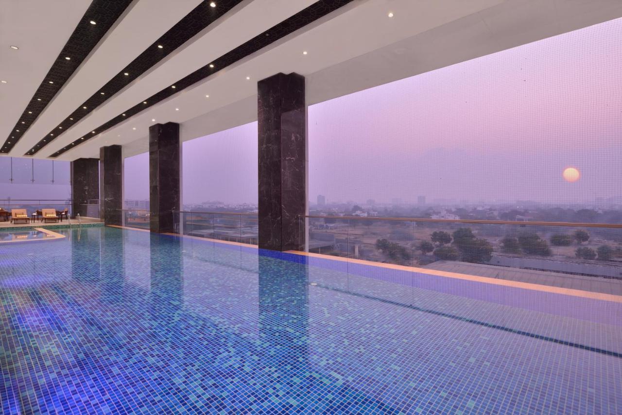 Отель Taj Skyline Ахмедабад Экстерьер фото The pool at the 39th floor