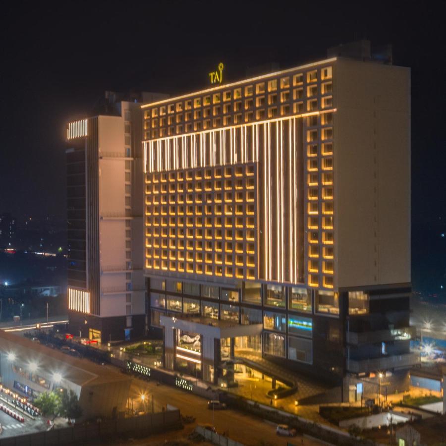 Отель Taj Skyline Ахмедабад Экстерьер фото The hotel at night