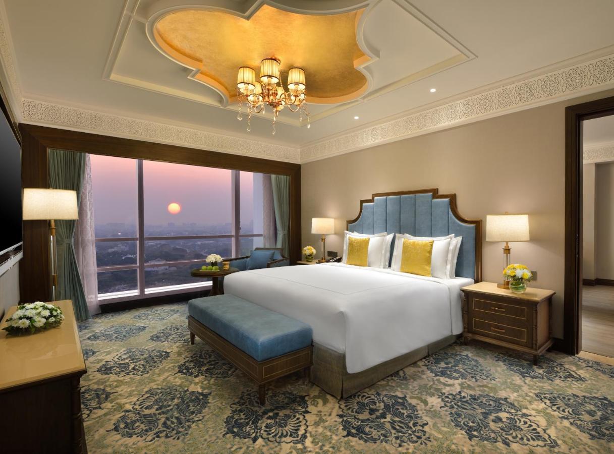 Отель Taj Skyline Ахмедабад Экстерьер фото Presidential Suite
