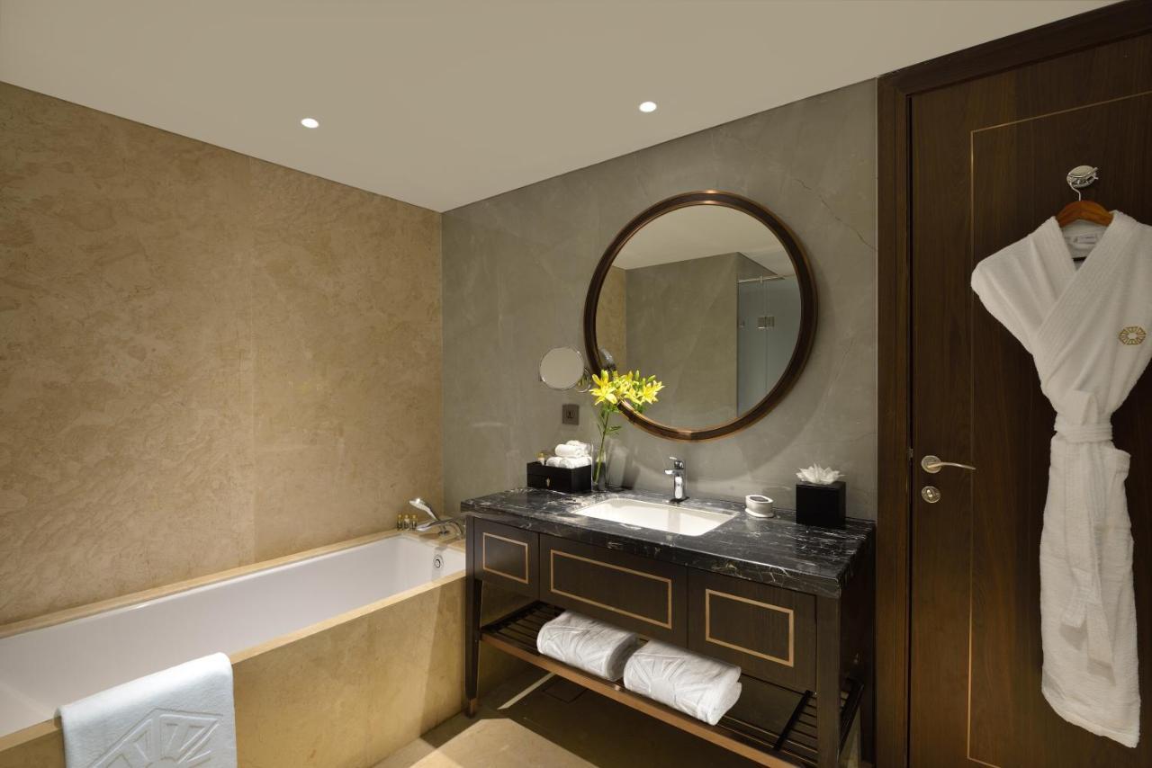 Отель Taj Skyline Ахмедабад Экстерьер фото Bathroom