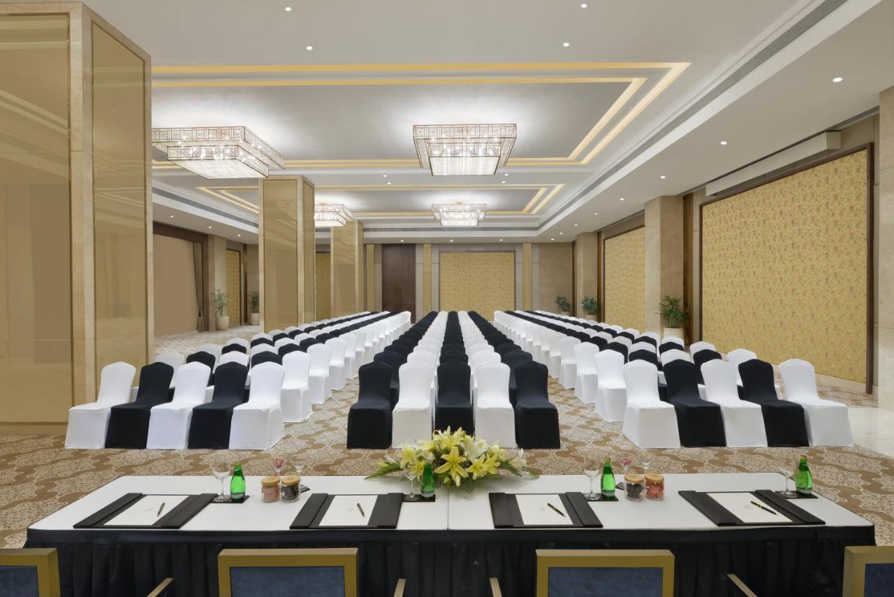 Отель Taj Skyline Ахмедабад Экстерьер фото The Grand Ballroom