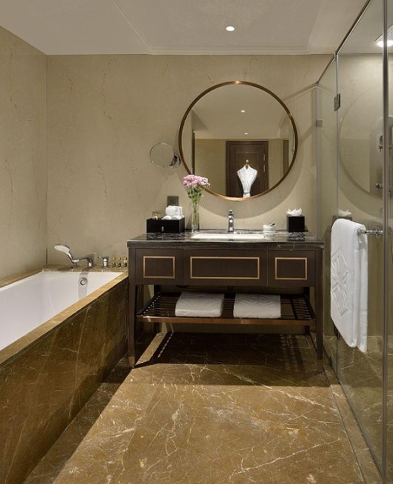Отель Taj Skyline Ахмедабад Экстерьер фото Bathroom